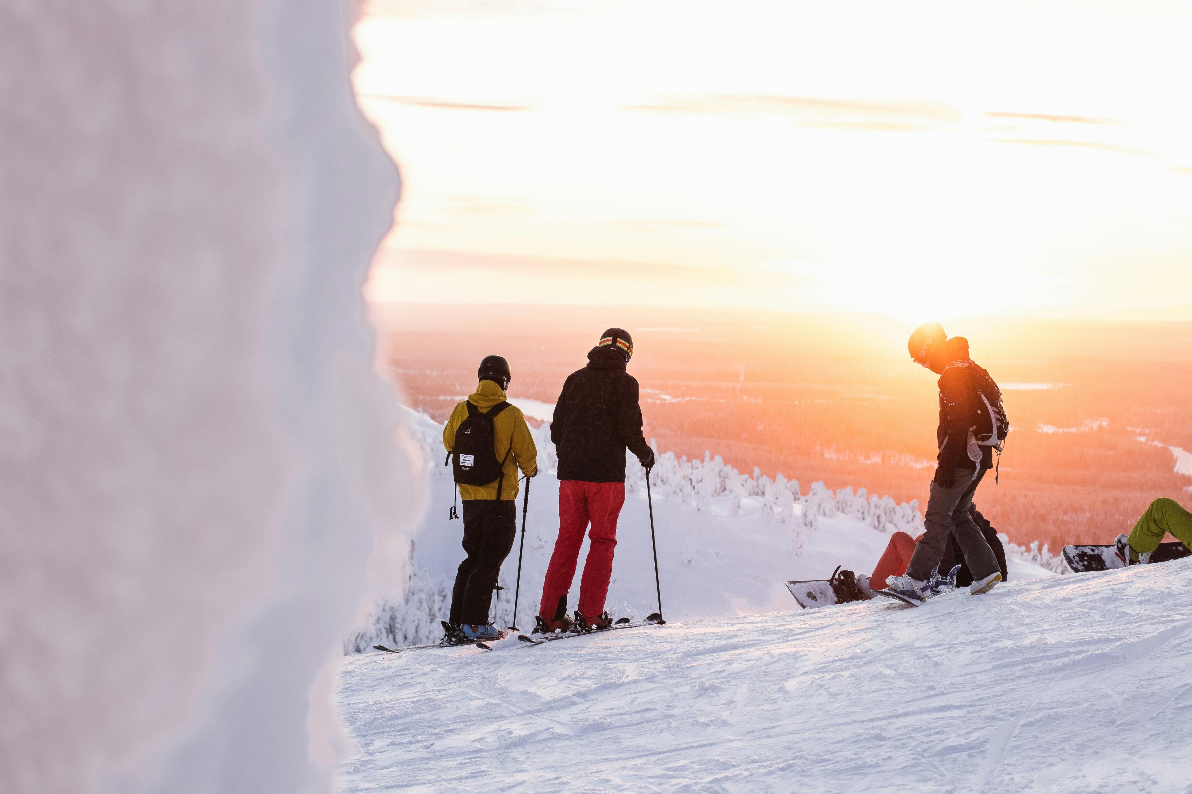 Ruka-ski-resort-sunset-group-ski